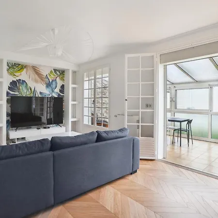 Chic And Spacious House With Parking, Balcony And Garden *