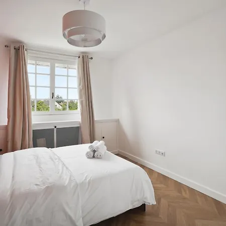 Appartamento Chic And Spacious House With Parking, Balcony And Garden