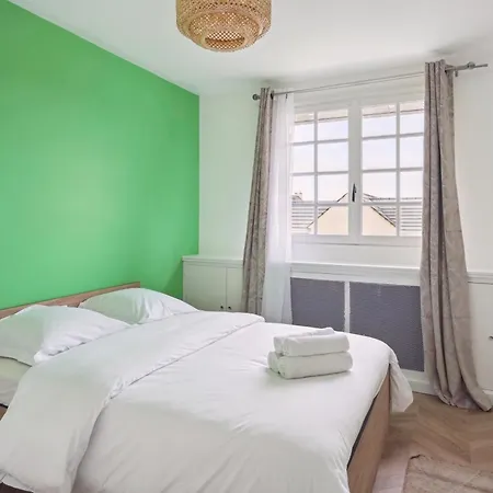 Chic And Spacious House With Parking, Balcony And Garden *